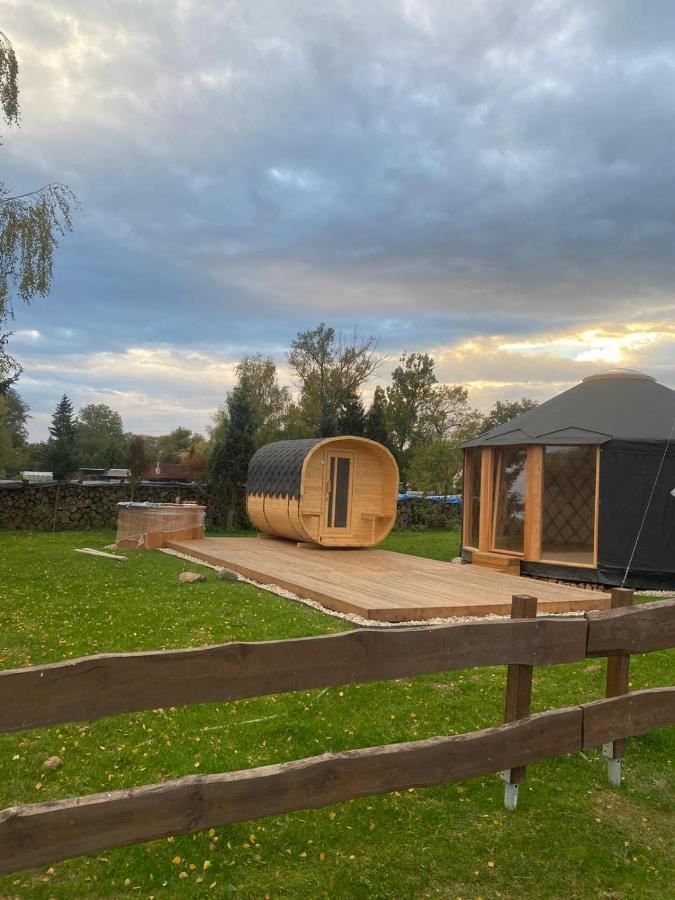 Yary Yurt Hotel Všeruby Kültér fotó